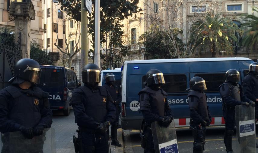 Policía frente a Delegación del Gobierno