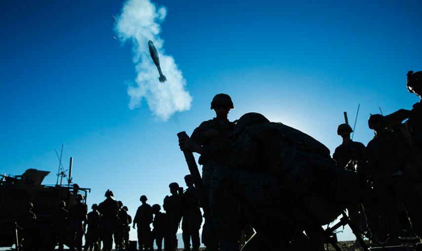 Un proyectil de mortero sale disparado durante un ejercicio de prácticas del ejército de EEUU cerca de la base de Gamberi en la provincia de Laghman en Afganistán. /LUCAS JACKSON (REUTERS)