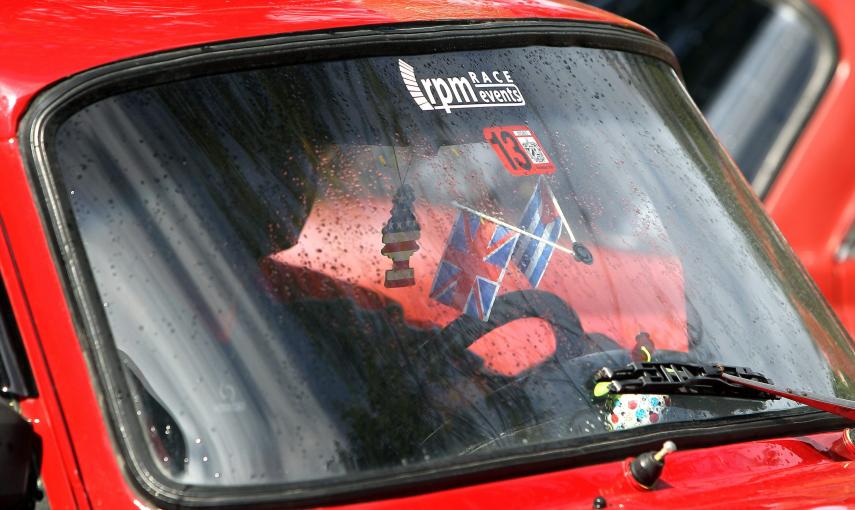 Un auto con las banderas de EE.UU., Inglaterra y Cuba circula por una calle de La Habana (Cuba). EFE/Alejandro Ernesto