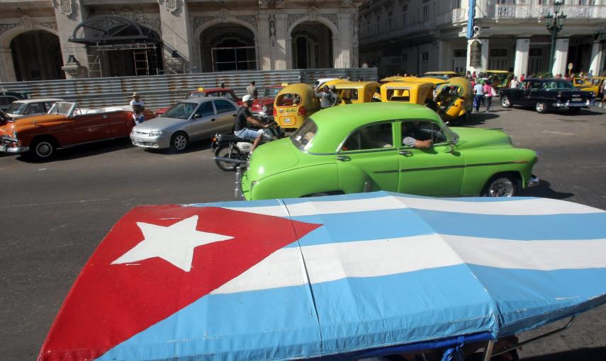 Varios autos estacionados en una calle de La Habana. EFE/Ernesto Mastrascusa