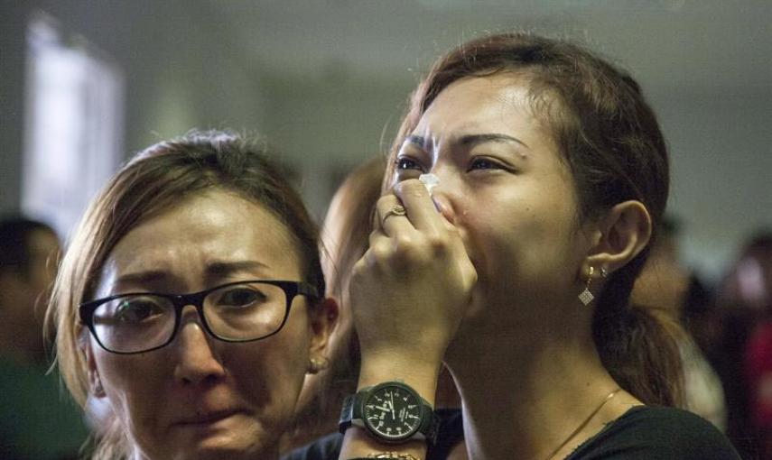 Familiares de los pasajeros desaparecidos esperan noticias sobre el paradero del avión en el aeropuerto de Juanda, en Indonesia. EFE