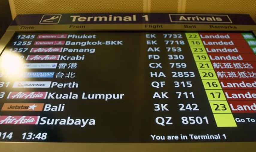 Familiares de los pasajeros desaparecidos esperan noticias sobre el paradero del avión en el aeropuerto de Juanda, en Indonesia. EFE