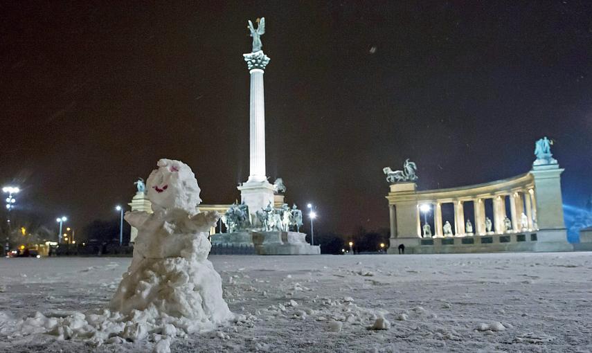 Un muñeco de nieve en la Plaza de los Heroes de Budapest (Hungary) EFE/EPA/PETER LAKATOS