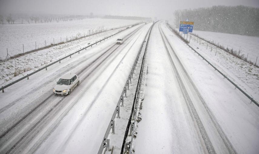 Una vehículos ciorculan por una autopista nevada cerca de Pecs, al sur de Budapest (Hungría). EFE / EPA / TAMAS SOKI