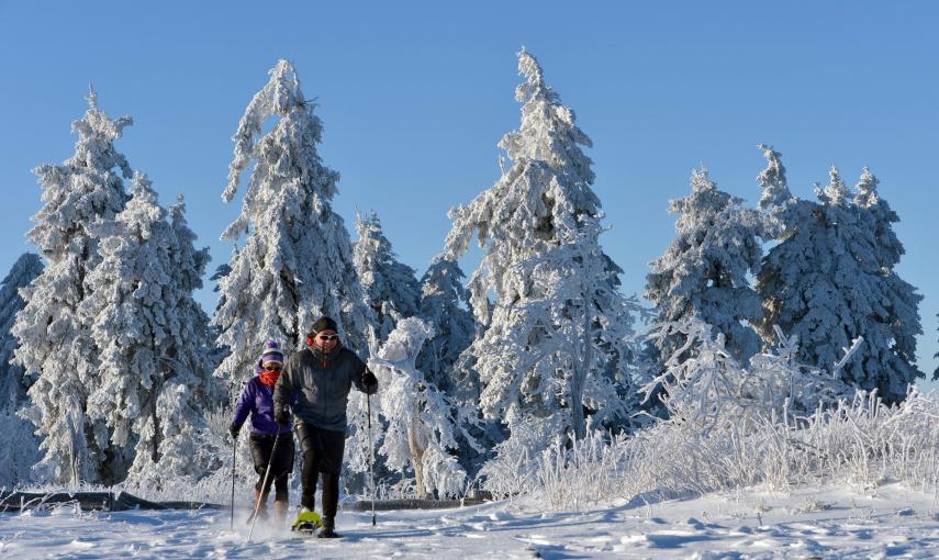 Dos personas caminan con raquetas de nieve en la montaña Grosser Feldberg, en la región de Taunus, en Schmitten (Alemania). EFE / EPA / ARNE Dedert