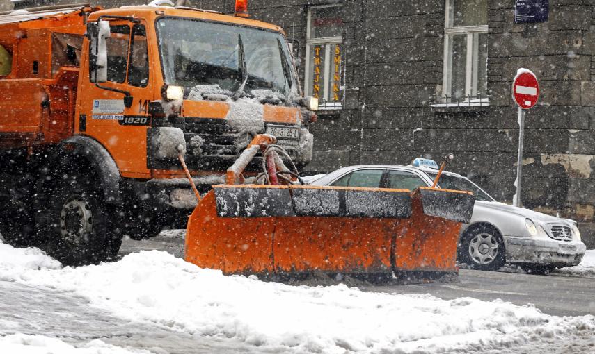 Un camión limpia de nieve las calles de Zagreb (Croacia) EFE / EPA / ANTONIO BAT
