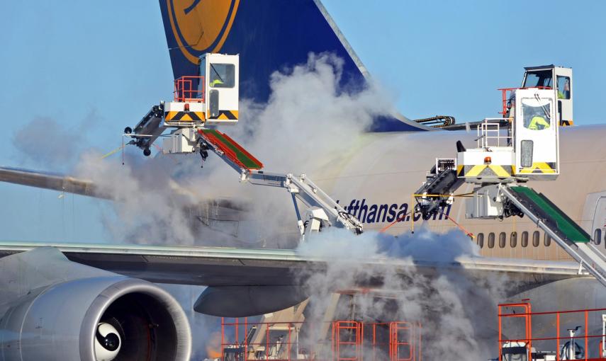 Operarios del aeropuerto de Fráncfort limpian un Boeing 747-400 de la aerolínea alemana Lufthansa se está helado (Alemania) EFE / EPA / ARNE Dedert