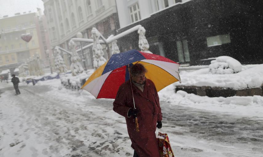 Una mujer camina por las calles nevadas de Zagreb (Croacia). REUTERS/Antonio Bronic