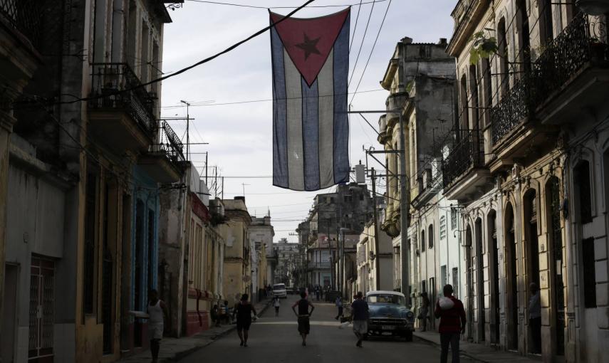 Una bandera cubana colgada en una calle de La Habana. REUTERS/Enrique De La Osa