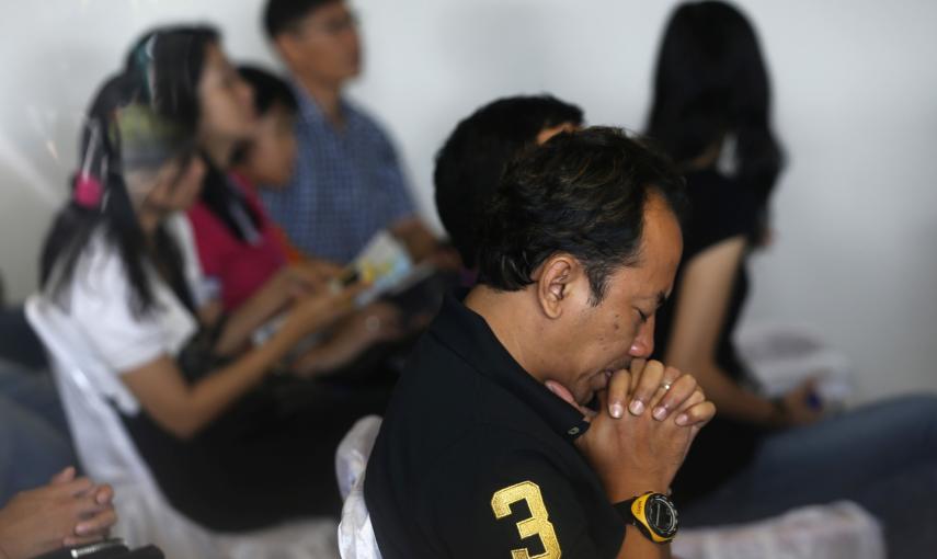 Familiares lloran al ser informados de que han encontrado cadáveres del avión desaparecido de AirAsia en Alta Mar tras días de espera en el aeropuerto de Juanda, en Surabaya. REUTERS