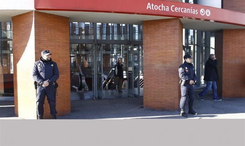 Agentes de Policía impiden la entrada en la céntrica estación de la capital, mientras las fuerzas de seguridad registran el interior en busca de explosivos. EP