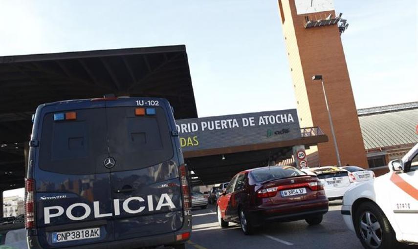 Imagen del despliegue policial en torno a la estación de Atocha, que ha sido desalojada esta mañana durante una hora, después de que un hombre, de origen magrebí, amenazara con inmolarse detonando un supuesto explosivo que portaba en la mochila. EP