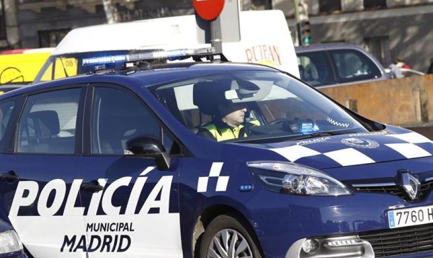 Un coche patrulla de la Policía municipal de Madrid vigila la rotonda frente a la estación de Atocha. Fuentes policiales han confirmado que la mochila del detenido, que no estaba fichado como radical islamista, sólo contenía una botella de agua y que se t