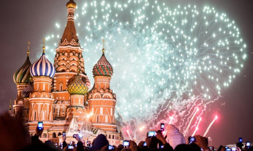 Los fuegos de artificio iluminan el edificio del Kremlin, en la Plaza Roja de Moscú, para dar la bienvenida al año 2015. AFP