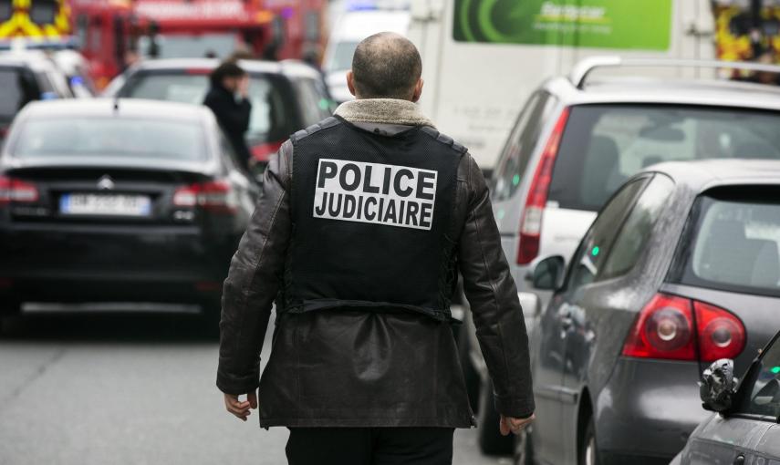 La policía bloquea las calles próximas a las oficinas del semanario satírico francés 'Charlie Hebdo'  tras ataque contra la redacción. EFE/ETIENNE LAURENT