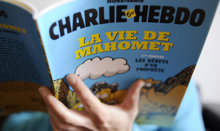 Imagen de archivo fechada el 2 de enero de 2013 que muestra una edición especial del periódico satírico francés 'Charlie Hebdo', que había sido objeto de amenazas por haber publicado caricaturas de Mahoma. EFE/Yoan Valat