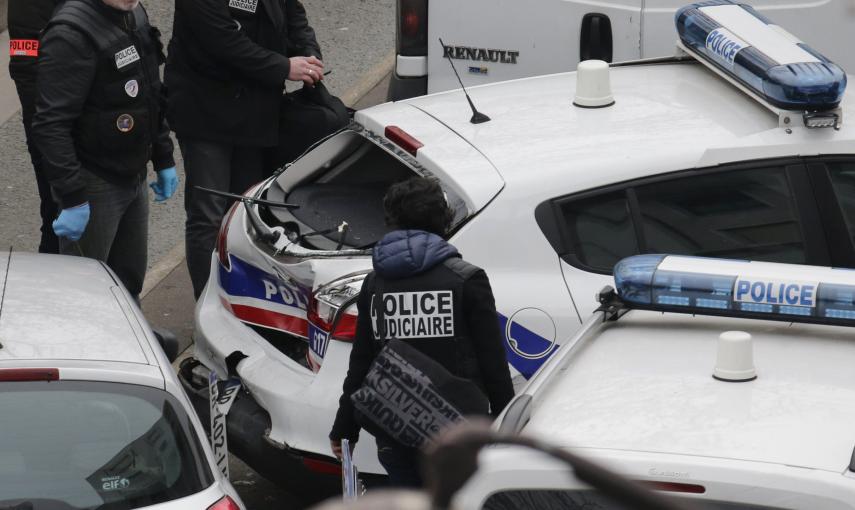 La policía inspecciona uno de sus vehículos dañados tras un choque durante el ataque a la sede del semanario satírico 'Charlie Hebdo'. REUTERS/Christian Hartmann