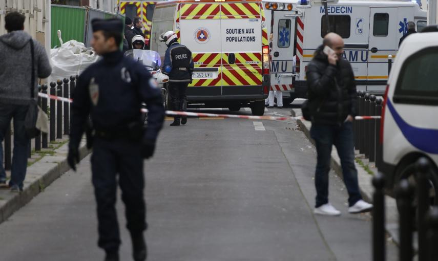 La policía bloquea una de las calles próximas a las oficinas del semanario satírico francés 'Charlie Hebdo'. EFE/Ian Langsdon