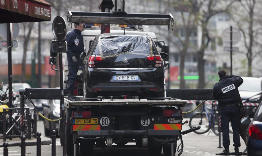 Agentes de policía retiran un vehículo supuestamente utilizado por dos hombres armados tras el ataque a la sede del semanario satírico 'Charlie Hebdo'. EFE/IAN LANGSDON