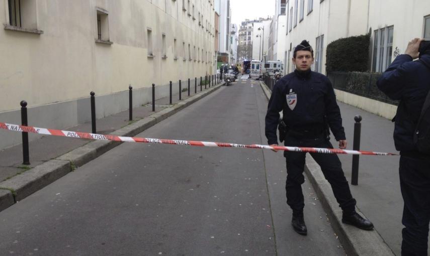 La policía bloquea una de las calles próximas a las oficinas del semanario satírico francés 'Charlie Hebdo' tras el ataque contra la redacción. EFE/Lisa Kreuzmann