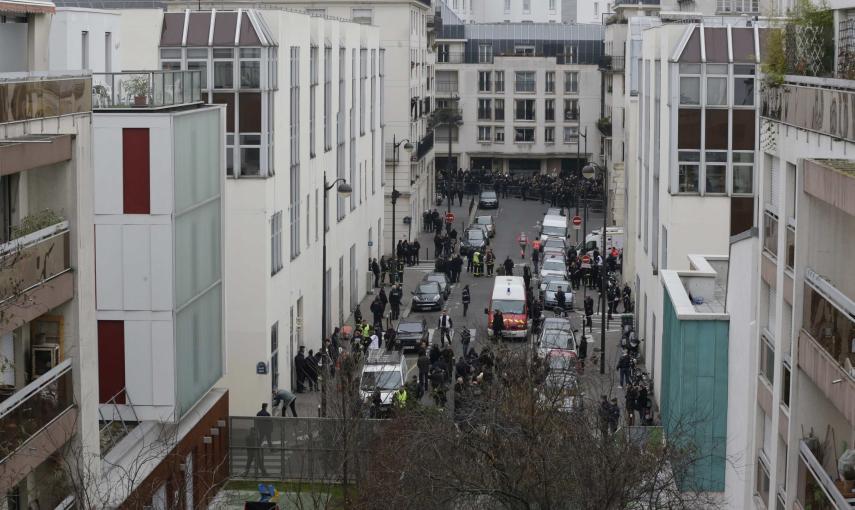 Vista general del despliegue de oplicías, bomberos y sanitarios en la zona donde se sitúa la redacción de la revista satírica 'Charlie Hebdo' REUTERS/Philippe Wojazer