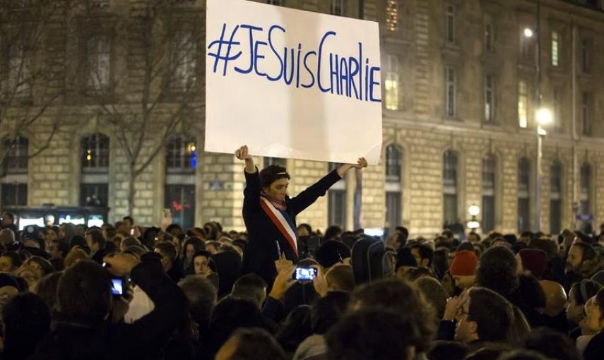 Miles de personas asisten  este miércoles a una concentración de rechazo por el atentado contra el semanario 'Charlie Hebdo' en la Plaza de la República de París. EFE / IAN LANGSDON