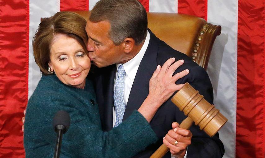 El presidente de la Cámara de Representantes de EEUU, John Boehner, besa a la líder de la minoría, Nancy Pelosy, mientras sostiene un mazo tras ser reelegido.- JONATHAN ERNST (REUTERS)