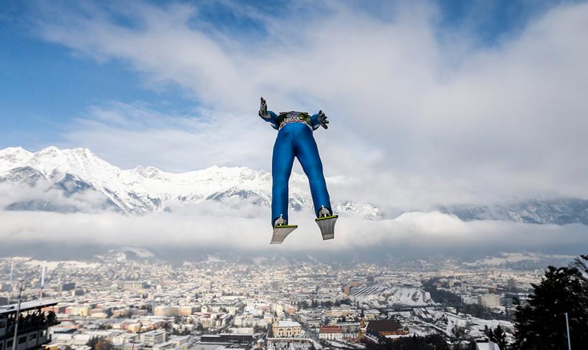 El Austriaco Stefan Kraft salta durante un entrenamiento durane el torneo de salto de Innsbruck. /DOMINIC EBENBICHLER (REUTERS)