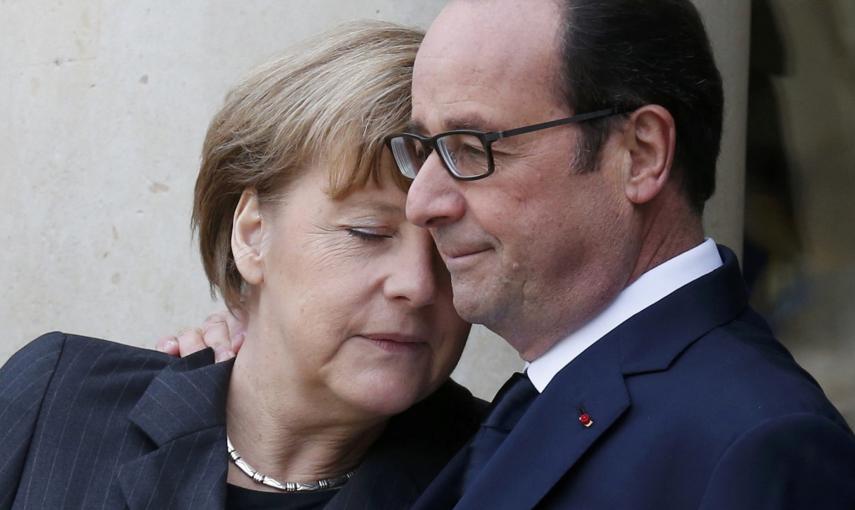French President Francois Hollande (R) welcomes Germany's Chancellor Angela Merkel as she arrives at the Elysee Palace before the solidarity march (Rassemblement Republicain) in the streets of Paris January 11, 2015. REUTERS/Pascal Rossignol