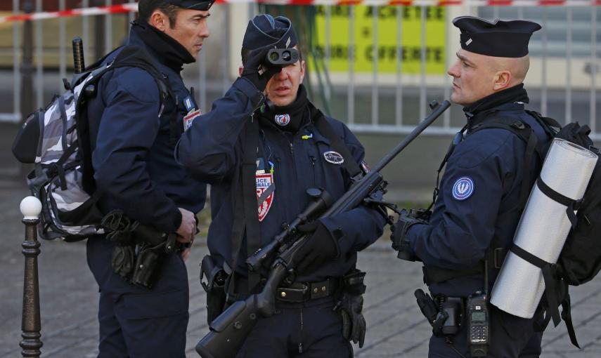 Policemen secure the hundreds of thousands of French citizens solidarity march (Marche Republicaine) in the streets of Paris January 11, 2015. French citizens will be joined by dozens of foreign leaders, among them Arab and Muslim representatives, in a ma