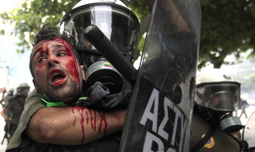 Un manifestante es detenido por la policía antidisturbios durante las protestas contra la austeridad en Atenas (29 de junio 2011). REUTERS / John Kolesidis