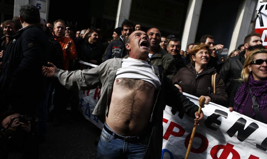 Un agricultor grita durante una protesta frente al Ministerio de Agricultura en Atenas (25 de noviembre 2014). REUTERS / Alkis Konstantinidis