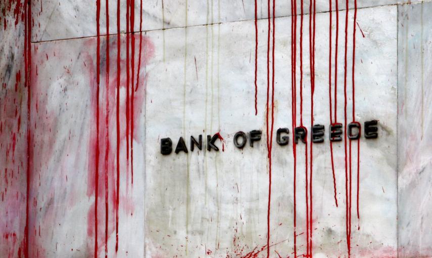 Manchas de pintura roja en la fachada de la sede del Banco de Grecia, lanzada por manifestantes durante una protesta en el centro de Atenas (6 de diciembre 2010). REUTERS / Yannis Behrakis