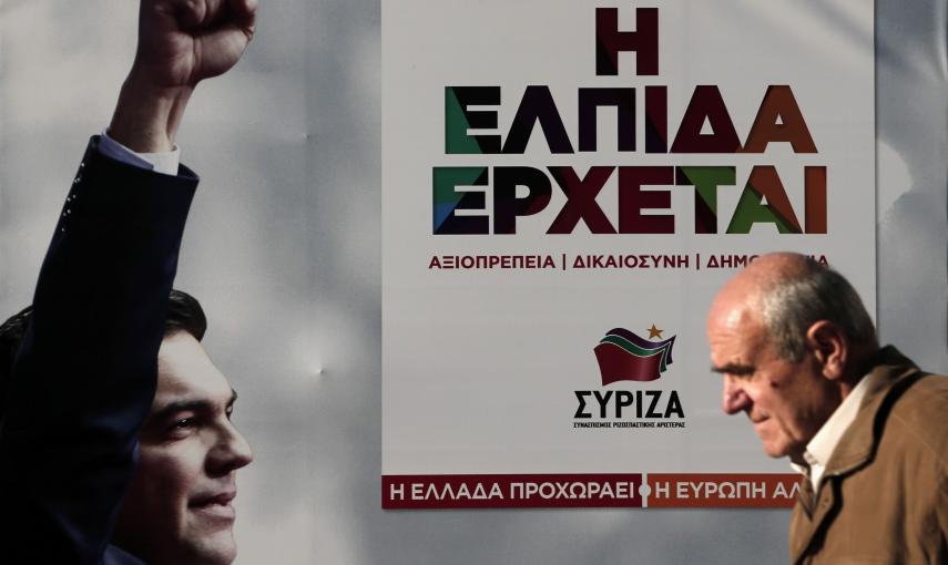 Un hombre pasa junto un cartel electoral de Syriza, con su candidato  Alexis Tsipras (15 de enero de 2015). REUTERS/Alkis Konstandtinidis