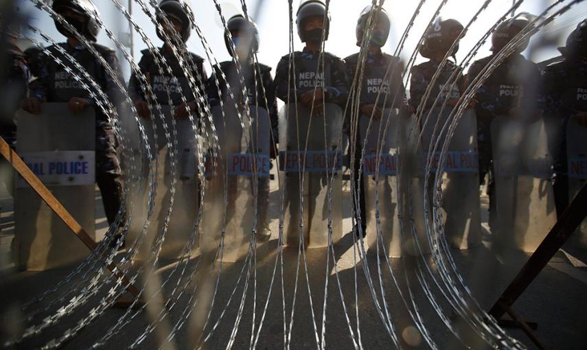 Policías antidisturbios de Nepal hacen guardia ante una barricada durante una huelga general en Katmandú. /NAVESH CHITRAKAR