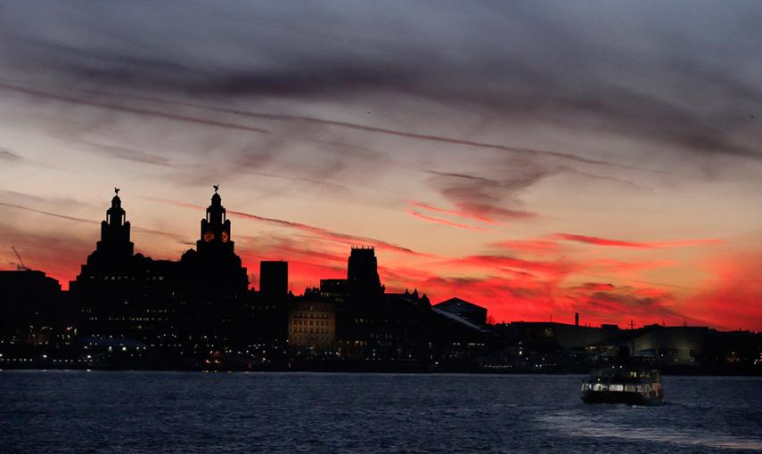 Un ferry cruza el río Mersey durante el amanecer en el norte de Inglaterra. /PHIL NOBLE (REUTERS)