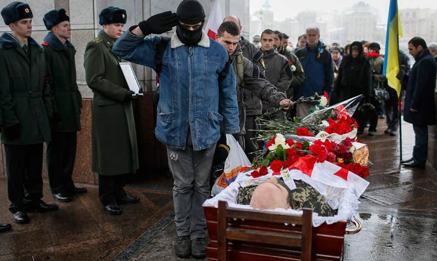Ceremonia fúnebre por un miembro del batallón de autodefensa 'Donbass', fallecido en los combates en el este de Ucrania. /GLEB GARANICH (REUTERS)