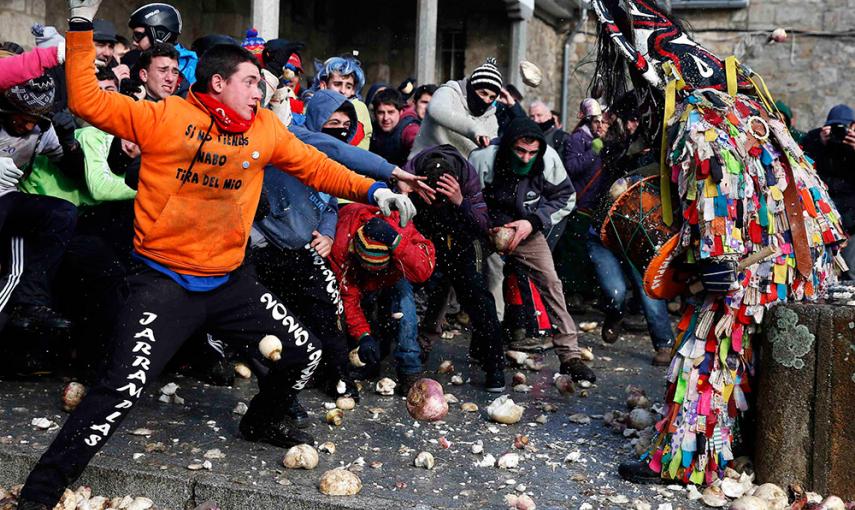Una imagen de la fiesta tradicional de Jarrampas, en Piornal (Extremadura). Durante el tradicional festejo, declarado este año de interés turístico nacional,  se lanzaron 24.000 kilos de nabos.