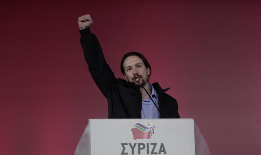 El líder de Podemos, Pablo Iglesias, saluda a los seguidores de Syriza, en el mitin final de la campaña del líder de Syriza, Alexis Tsipras, en Atenas. EFE/YANNIS KOLESIDIS