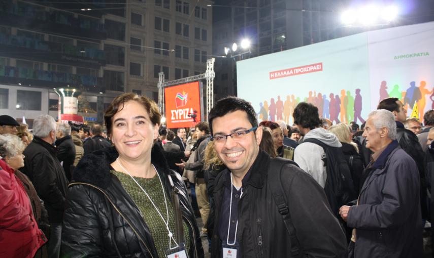 Los dirigentes de Guanyem Ada Colau y Jaume Asens, en el mitin de cierre de campaña de Syriza en Atenas. SARA SERRANO