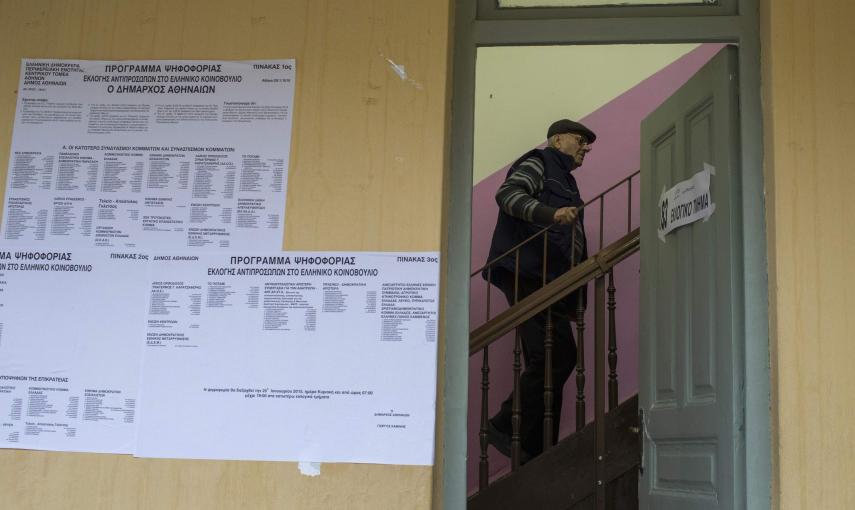 Un hombre sube las escaleras para depositar su voto en un colegio electoral. REUTERS/Marko Djurica