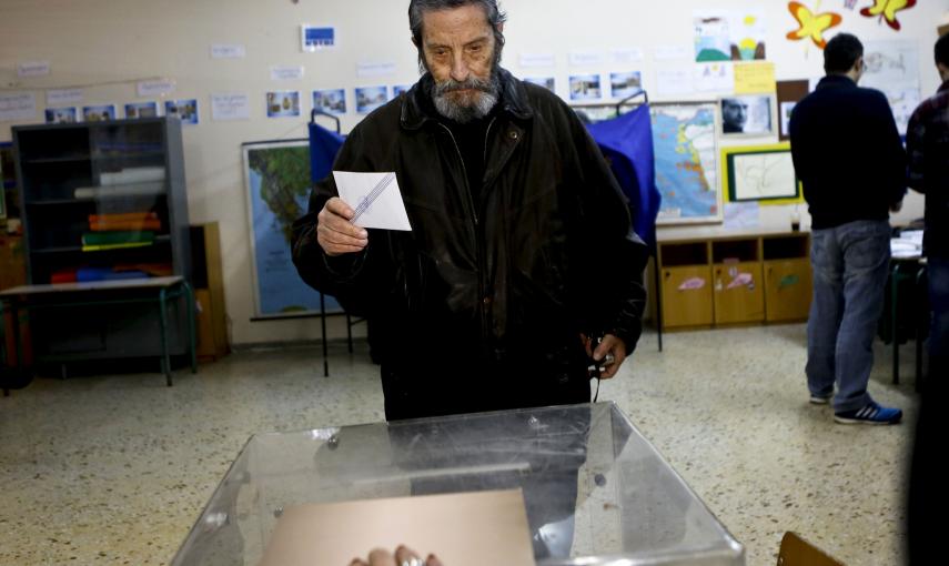 Un hombre deposita su voto en las elecciones al Parlamento griego de este 25 de enero. REUTERS/Alkis Konstantinidis