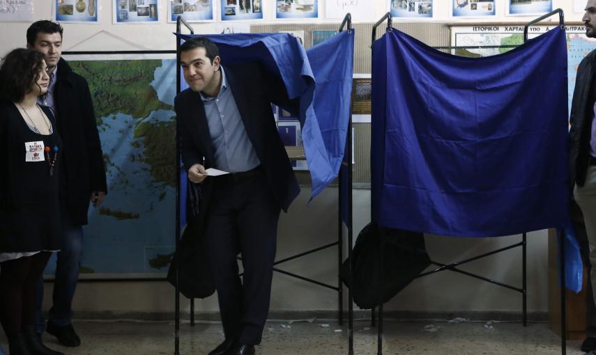 El canditato de Syriza, Alexis Tsipras, sale de la cabina de voto en su colegio electoral en Atenas. REUTERS/Alkis Konstantinidis
