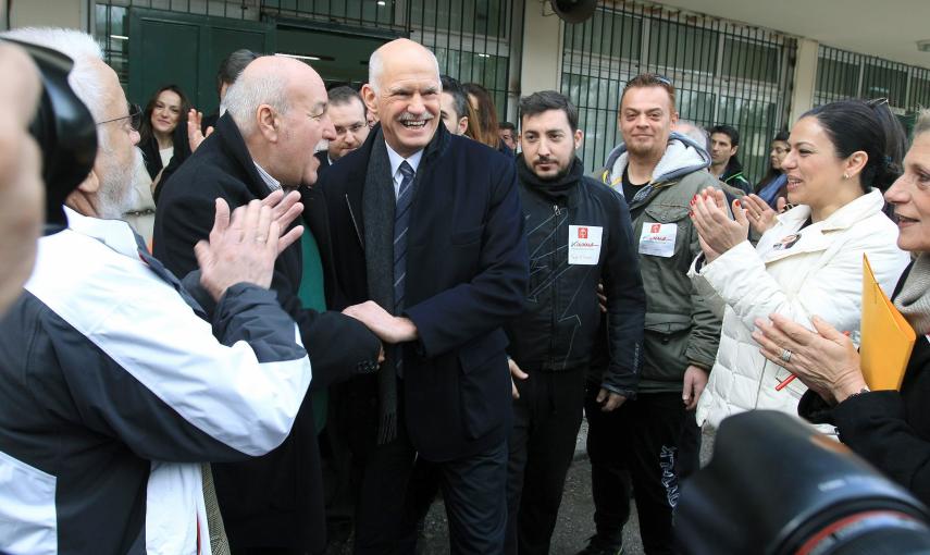 El exprimer ministro del socialista Pasok George Papandreou, tras votar en su colegio electoral de Atenas. EFE/EPA/SIMELA PANTZARTZI