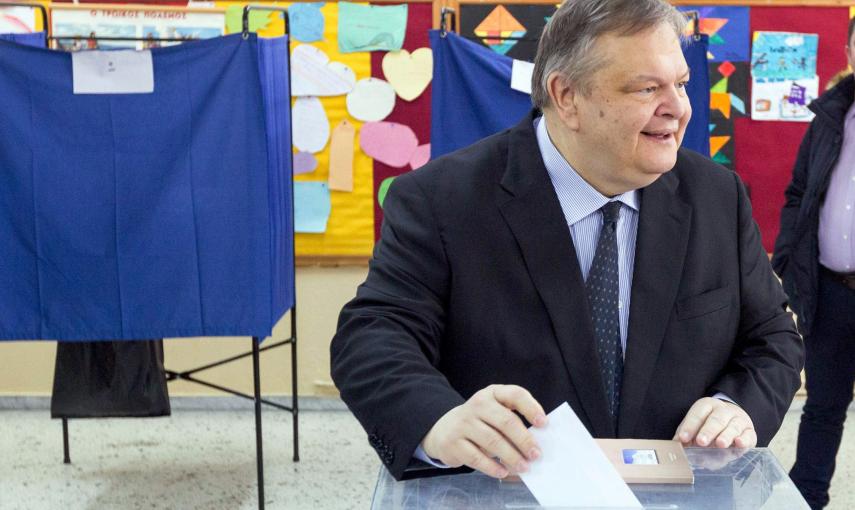 El líder del Pasok y vicepresidente del Gobierno griego, Evangelos Venizelos, vota en su colegio electoral de Salónica. EFE/EPA/SOTIRIS BARBAROUSIS