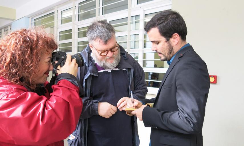 El diputado de IU y candidato a la Presidencia del Gobierno, Alberto Garzón, en un colegio electoral en el barrio ateniense de Ejarjia. EFE/Ingrid Haack
