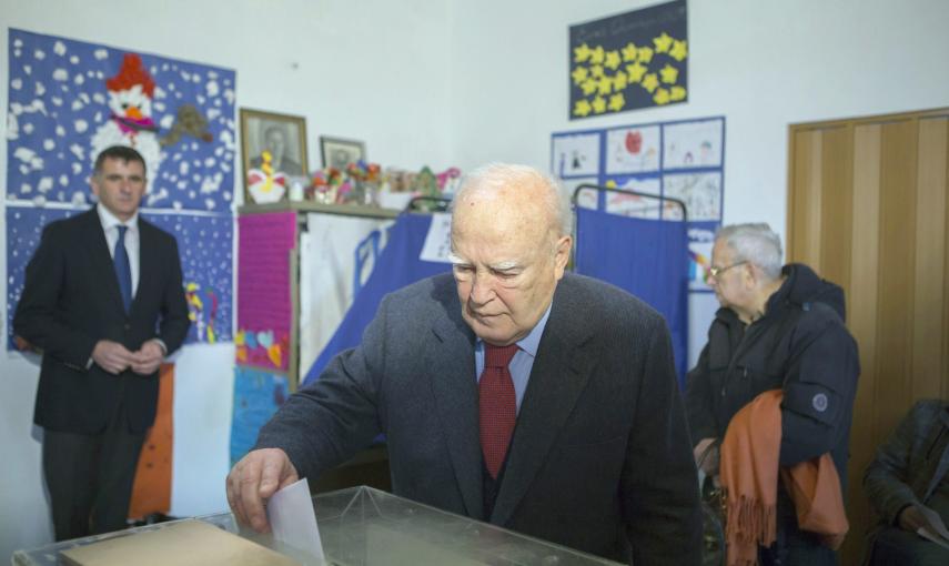 El presidente de la república de Grecia, Karolos Papoulias, depositando su voto en la ciudad de  Ioannina. EFE/EPA/DIMITRIS RAPAKOUSIS