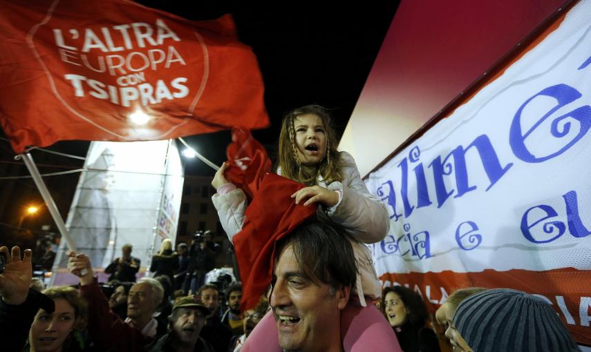 Simpatizantes de Syriza celebran la victoria en las elecciones, en el exterior de la formación que lidera Alexis Tsipras. REUTERS/Marko Djurica