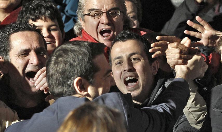 Seguidores de Syriza reciben al lider del partido, Alexis Tsipras, a su llegada a la sede de la formación, en Atenas, para conocer la marcha del escrutinio de las elecciones parlamentarias de este 25 de enero. REUTERS/Alkis Konstantinidis