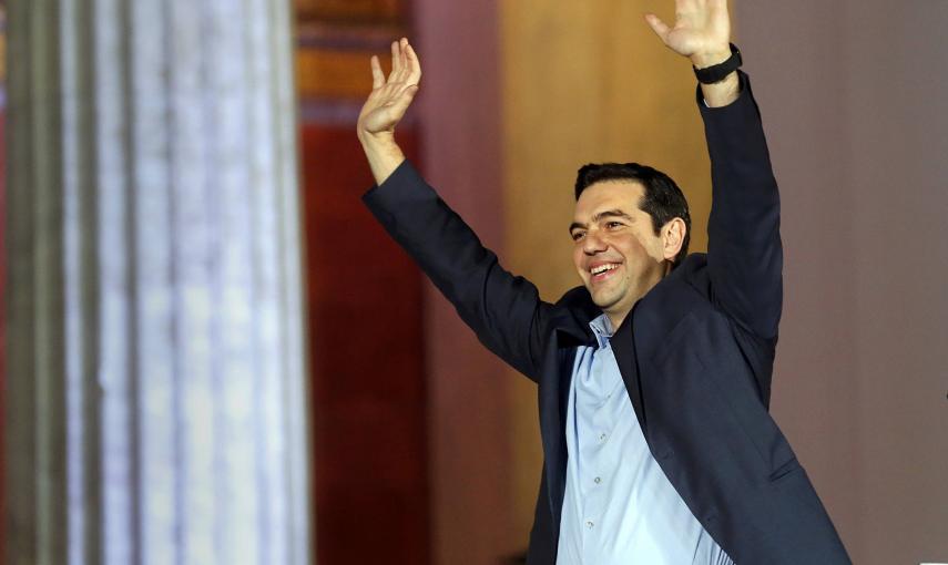 El líder de Syriza, Alexis Tsipras, saluda a sus seguidores tras confirmarse el triunfo de la formación en las elecciones parlamentarias griegas. REUTERS/Alkis Konstantinidis